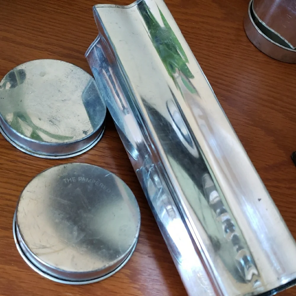 Pampered Chef- Set of 4 Silver Metal Baking Molds